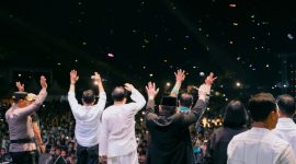 Di sela-sela dentuman musik rock khas GIGI, sang vokalis, Armand Maulana, membocorkan sebuah momen menarik dari atas panggung mengenai adanya permintaan lagu yang tidak biasa dari orang nomor satu di Lombok Timur, H. Haerul Warisin.