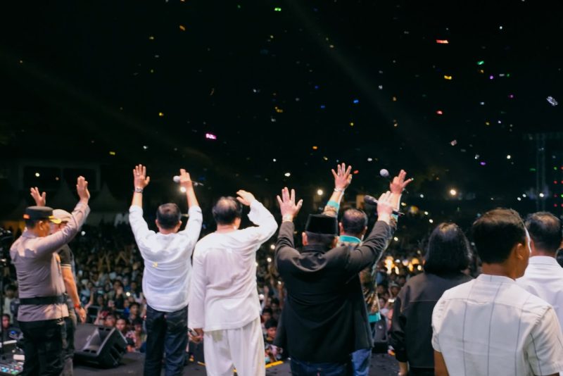 Di sela-sela dentuman musik rock khas GIGI, sang vokalis, Armand Maulana, membocorkan sebuah momen menarik dari atas panggung mengenai adanya permintaan lagu yang tidak biasa dari orang nomor satu di Lombok Timur, H. Haerul Warisin.