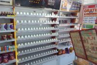 Tampak etalase rokok Alfamart Lendang Bedurik sesuai dibobol.