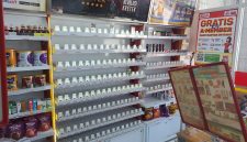 Tampak etalase rokok Alfamart Lendang Bedurik sesuai dibobol.