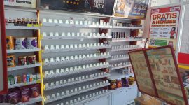 Tampak etalase rokok Alfamart Lendang Bedurik sesuai dibobol.