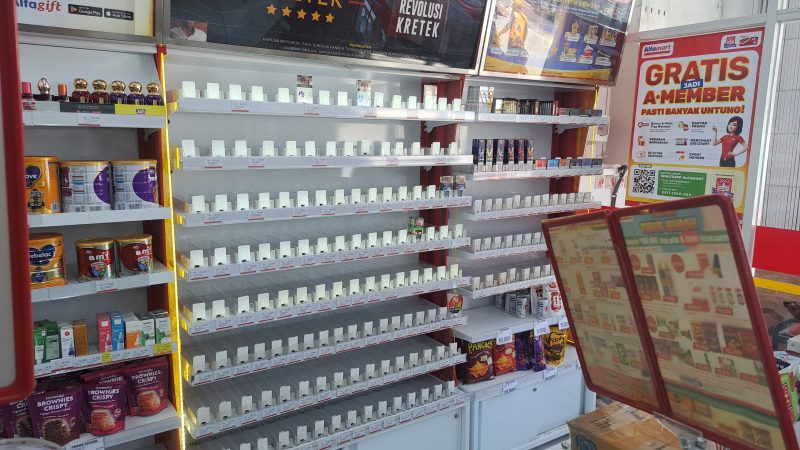 Tampak etalase rokok Alfamart Lendang Bedurik sesuai dibobol.