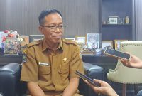Sekda Lotim saat di wawancarai terkait food court centre dan eksistensi gedung serbaguna.