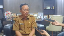 Sekda Lotim saat di wawancarai terkait food court centre dan eksistensi gedung serbaguna.