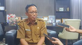 Sekda Lotim saat di wawancarai terkait food court centre dan eksistensi gedung serbaguna.