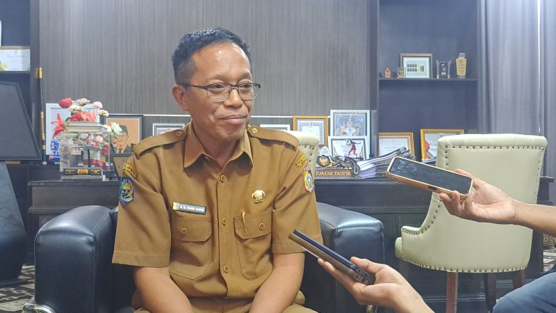 Sekda Lotim saat di wawancarai terkait food court centre dan eksistensi gedung serbaguna.