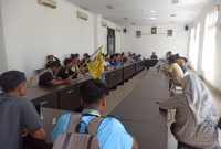 Mereka menggelar aksi dengar pendapat (hearing) guna menyuarakan raport merah tata kelola daerah, mulai dari maraknya tambang tak berizin hingga rendahnya kesejahteraan tenaga pendidik.