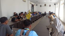 Mereka menggelar aksi dengar pendapat (hearing) guna menyuarakan raport merah tata kelola daerah, mulai dari maraknya tambang tak berizin hingga rendahnya kesejahteraan tenaga pendidik.