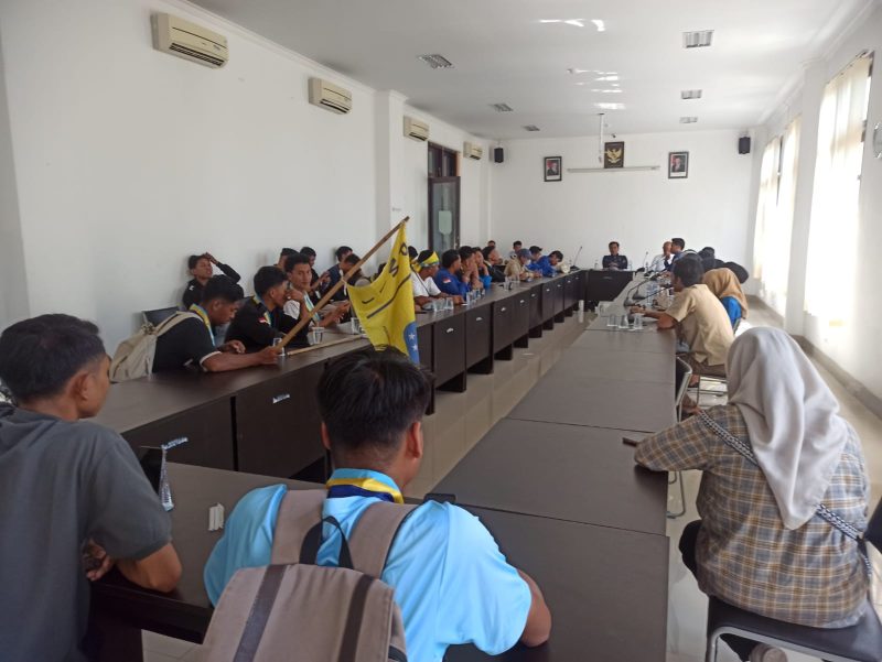 Mereka menggelar aksi dengar pendapat (hearing) guna menyuarakan raport merah tata kelola daerah, mulai dari maraknya tambang tak berizin hingga rendahnya kesejahteraan tenaga pendidik.