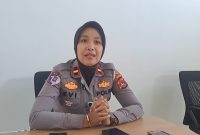 Kanit Kamsel Satlantas Polres Lombok Timur, IPDA Evi Dwi Puspa saat diwawancarai di kantornya (doc. Zan)