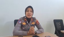 Kanit Kamsel Satlantas Polres Lombok Timur, IPDA Evi Dwi Puspa saat diwawancarai di kantornya (doc. Zan)
