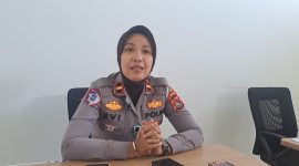 Kanit Kamsel Satlantas Polres Lombok Timur, IPDA Evi Dwi Puspa saat diwawancarai di kantornya (doc. Zan)