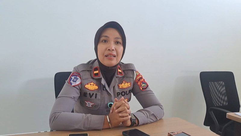 Kanit Kamsel Satlantas Polres Lombok Timur, IPDA Evi Dwi Puspa saat diwawancarai di kantornya (doc. Zan)
