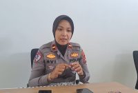 Kanit Kamsel Satlantas Polres Lombok Timur, IPDA Evi Dwi Puspa saat diwawancarai di kantornya (doc. Zan)