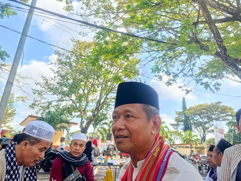 Kemenag Lotim bersama rombongan sedang istirahat setelah selesai dari pawai Ta'aruf MTQ XXXI NTB 