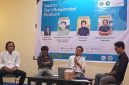 Fenomena ini diperparah oleh dominasi masyarakat platform digital yang dikontrol oleh kepentingan profit industri, sehingga mengikis naluri organik dan kedaulatan berpikir manusia demi mengejar kecepatan serta validasi semu.