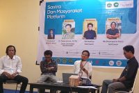Fenomena ini diperparah oleh dominasi masyarakat platform digital yang dikontrol oleh kepentingan profit industri, sehingga mengikis naluri organik dan kedaulatan berpikir manusia demi mengejar kecepatan serta validasi semu.