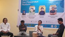 Fenomena ini diperparah oleh dominasi masyarakat platform digital yang dikontrol oleh kepentingan profit industri, sehingga mengikis naluri organik dan kedaulatan berpikir manusia demi mengejar kecepatan serta validasi semu.