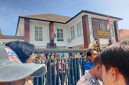 Dua organisasi mahasiswa, Pergerakan Mahasiswa Islam Indonesia (PMII) Cabang Lombok Timur dan Himpunan Mahasiswa Islam (HMI) Cabang Lombok Timur, menggelar aksi unjuk rasa di depan Kantor Kejaksaan Negeri (Kejari) Lombok Timur serta di perempatan Taman Rinjani.
