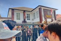 Dua organisasi mahasiswa, Pergerakan Mahasiswa Islam Indonesia (PMII) Cabang Lombok Timur dan Himpunan Mahasiswa Islam (HMI) Cabang Lombok Timur, menggelar aksi unjuk rasa di depan Kantor Kejaksaan Negeri (Kejari) Lombok Timur serta di perempatan Taman Rinjani.