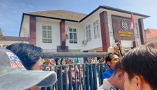 Dua organisasi mahasiswa, Pergerakan Mahasiswa Islam Indonesia (PMII) Cabang Lombok Timur dan Himpunan Mahasiswa Islam (HMI) Cabang Lombok Timur, menggelar aksi unjuk rasa di depan Kantor Kejaksaan Negeri (Kejari) Lombok Timur serta di perempatan Taman Rinjani.