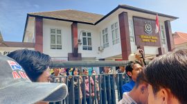 Dua organisasi mahasiswa, Pergerakan Mahasiswa Islam Indonesia (PMII) Cabang Lombok Timur dan Himpunan Mahasiswa Islam (HMI) Cabang Lombok Timur, menggelar aksi unjuk rasa di depan Kantor Kejaksaan Negeri (Kejari) Lombok Timur serta di perempatan Taman Rinjani.