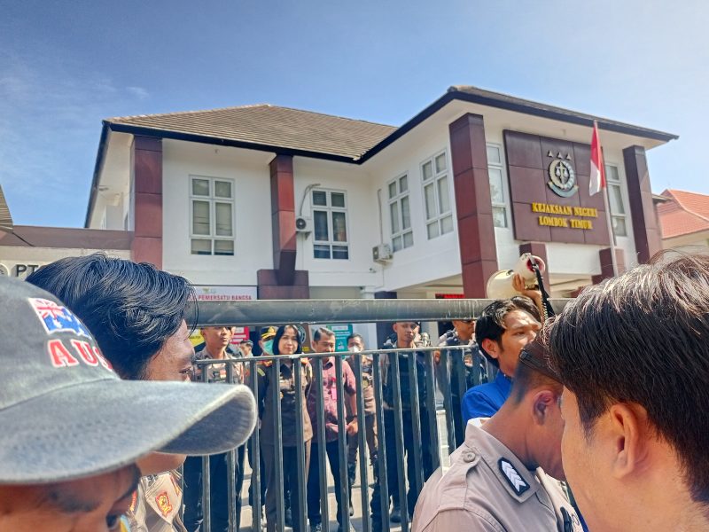 Dua organisasi mahasiswa, Pergerakan Mahasiswa Islam Indonesia (PMII) Cabang Lombok Timur dan Himpunan Mahasiswa Islam (HMI) Cabang Lombok Timur, menggelar aksi unjuk rasa di depan Kantor Kejaksaan Negeri (Kejari) Lombok Timur serta di perempatan Taman Rinjani.