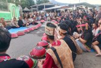 Beberapa peserta JAMNAS V BPAN dari rombongan Kalimantan dan Papua menyaksikan Tetoaq Perigi membaca mantra Sesembeq (doc. Zan)