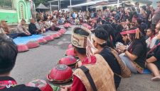 Beberapa peserta JAMNAS V BPAN dari rombongan Kalimantan dan Papua menyaksikan Tetoaq Perigi membaca mantra Sesembeq (doc. Zan)