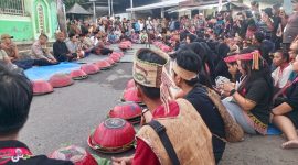Beberapa peserta JAMNAS V BPAN dari rombongan Kalimantan dan Papua menyaksikan Tetoaq Perigi membaca mantra Sesembeq (doc. Zan)