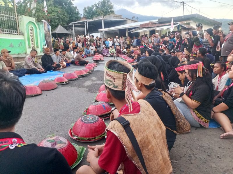 Beberapa peserta JAMNAS V BPAN dari rombongan Kalimantan dan Papua menyaksikan Tetoaq Perigi membaca mantra Sesembeq (doc. Zan)