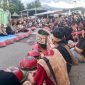 Beberapa peserta JAMNAS V BPAN dari rombongan Kalimantan dan Papua menyaksikan Tetoaq Perigi membaca mantra Sesembeq (doc. Zan)