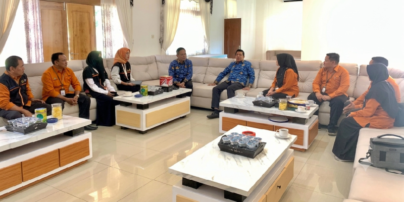 Petugas Badan Pusat Statistik (BPS) awali Sensus Ekonomi 2026 dengan mendata Bupati Lombok Timur di Pendopo, Rabu 17 Juni 2026. (Foto: Lombokini.com).
