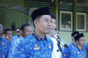 Kepala SMAN 1 Keruak, Marianom, memimpin upacara peringatan Hari Lahir Pancasila di lapangan sekolah, Senin 1 Juni 2026. (Foto: Lombokini.com).