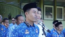 Kepala SMAN 1 Keruak, Marianom, memimpin upacara peringatan Hari Lahir Pancasila di lapangan sekolah, Senin 1 Juni 2026. (Foto: Lombokini.com).
