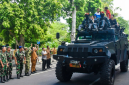 Gubernur NTB, Lalu Muhamad Iqbal, dan Danjen Kopassus, Mayjen TNI Djon Afriandi, melepas konvoi kendaraan taktis dalam latihan pengamanan KEK Mandalika di halaman Pendopo Gubernur, Senin 29 Juni 2016. (Foto: Lombokini.com).
