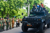 Gubernur NTB, Lalu Muhamad Iqbal, dan Danjen Kopassus, Mayjen TNI Djon Afriandi, melepas konvoi kendaraan taktis dalam latihan pengamanan KEK Mandalika di halaman Pendopo Gubernur, Senin 29 Juni 2016. (Foto: Lombokini.com).
