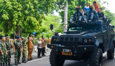 Gubernur NTB, Lalu Muhamad Iqbal, dan Danjen Kopassus, Mayjen TNI Djon Afriandi, melepas konvoi kendaraan taktis dalam latihan pengamanan KEK Mandalika di halaman Pendopo Gubernur, Senin 29 Juni 2016. (Foto: Lombokini.com).

