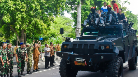 Gubernur NTB, Lalu Muhamad Iqbal, dan Danjen Kopassus, Mayjen TNI Djon Afriandi, melepas konvoi kendaraan taktis dalam latihan pengamanan KEK Mandalika di halaman Pendopo Gubernur, Senin 29 Juni 2016. (Foto: Lombokini.com).
