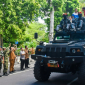 Gubernur NTB, Lalu Muhamad Iqbal, dan Danjen Kopassus, Mayjen TNI Djon Afriandi, melepas konvoi kendaraan taktis dalam latihan pengamanan KEK Mandalika di halaman Pendopo Gubernur, Senin 29 Juni 2016. (Foto: Lombokini.com).
