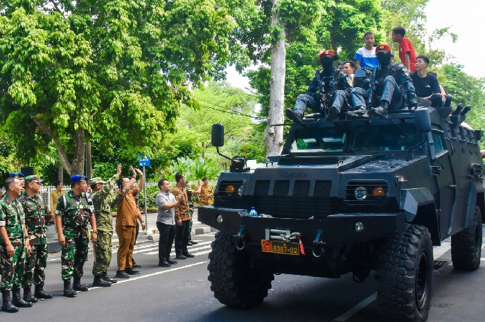 Gubernur NTB, Lalu Muhamad Iqbal, dan Danjen Kopassus, Mayjen TNI Djon Afriandi, melepas konvoi kendaraan taktis dalam latihan pengamanan KEK Mandalika di halaman Pendopo Gubernur, Senin 29 Juni 2016. (Foto: Lombokini.com).
