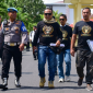Provos mengawal Direktur LSM Garuda Indonesia, M. Zaini (berkacamata hitam di tengah), saat ia menggelar aksi damai di Polda NTB beberapa waktu lalu. (Foto: Lombokini.com).
