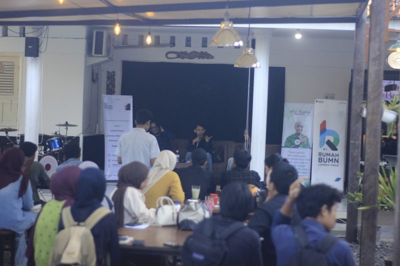 Dua penyair muda asal Mataram, Abed Ilyas serta Gilang Sakti Ramadhan menjelaskan 