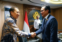 Menteri Kebudayaan Fadli Zon (kiri) menyambut Ketua Tim Kuasa Hukum Keraton Surakarta, Teguh Satya Bhakti, dalam taklimat media di Gedung Kemenbud, Jakarta, Senin 22 Juni 2026. (Foto: Lombokini.com/Tamrin).