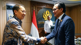 Menteri Kebudayaan Fadli Zon (kiri) menyambut Ketua Tim Kuasa Hukum Keraton Surakarta, Teguh Satya Bhakti, dalam taklimat media di Gedung Kemenbud, Jakarta, Senin 22 Juni 2026. (Foto: Lombokini.com/Tamrin).