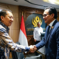 Menteri Kebudayaan Fadli Zon (kiri) menyambut Ketua Tim Kuasa Hukum Keraton Surakarta, Teguh Satya Bhakti, dalam taklimat media di Gedung Kemenbud, Jakarta, Senin 22 Juni 2026. (Foto: Lombokini.com/Tamrin).
