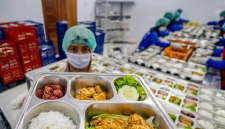 Relawan menyusun menu Makan Bergizi Gratis sebelum mendistribusikannya ke penerima manfaat. (Foto: Lombokini.com).