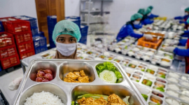 Relawan menyusun menu Makan Bergizi Gratis sebelum mendistribusikannya ke penerima manfaat. (Foto: Lombokini.com).

