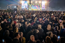 Puluhan ribu warga memadati Lapangan Porda Selong pada malam penutupan Festival Muharam Lombok Timur, Ahad 21 Juni 2026. Bupati Lombok Timur, Haerul Warisin, turut hadir dan secara resmi menutup rangkaian acara tahunan itu. (Foto: Lombokini.com).