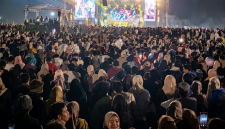 Puluhan ribu warga memadati Lapangan Porda Selong pada malam penutupan Festival Muharam Lombok Timur, Ahad 21 Juni 2026. Bupati Lombok Timur, Haerul Warisin, turut hadir dan secara resmi menutup rangkaian acara tahunan itu. (Foto: Lombokini.com).